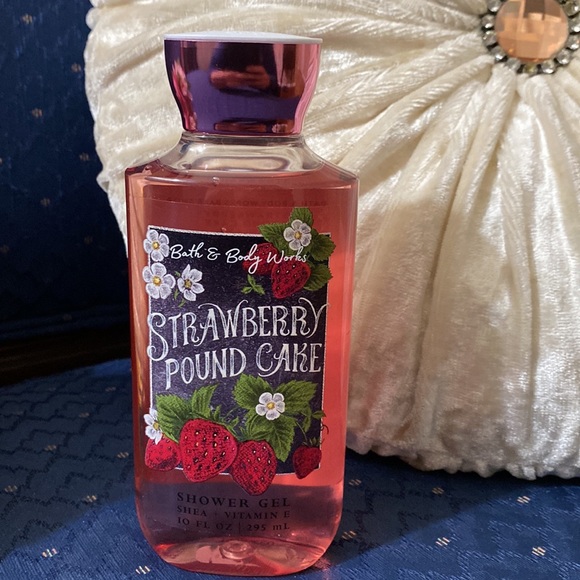 BATH & BODY WORKS SET. . . STRAWBERRY POUND CAKE SET SCENT - Picture 5 of 6
